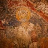 Sul lato della nicchia si trova una quarta figura: un vescovo anziano con tunica bianca con al suo fianco un�iscrizione greca